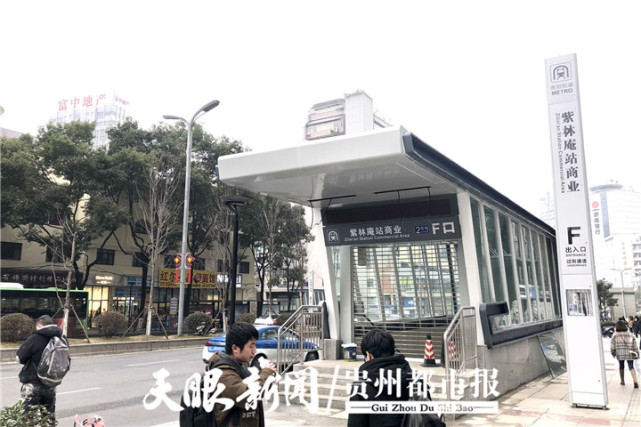 记者在延安西路看到,地铁2号线紫林庵f出入口目前正在进行最后的施工