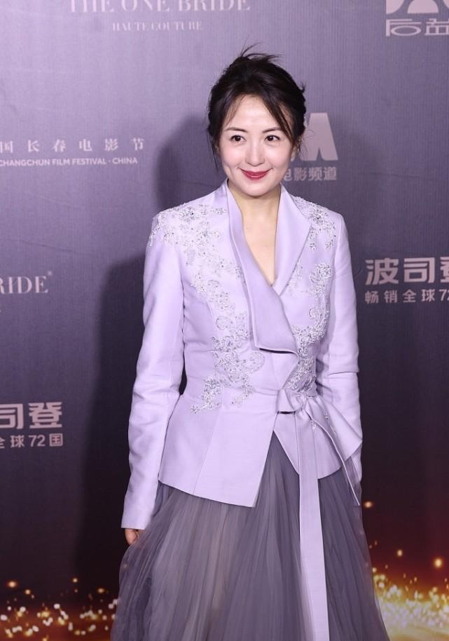 杨童舒不愧是最美丽的主播穿淡紫色西装配裙装柔美清秀