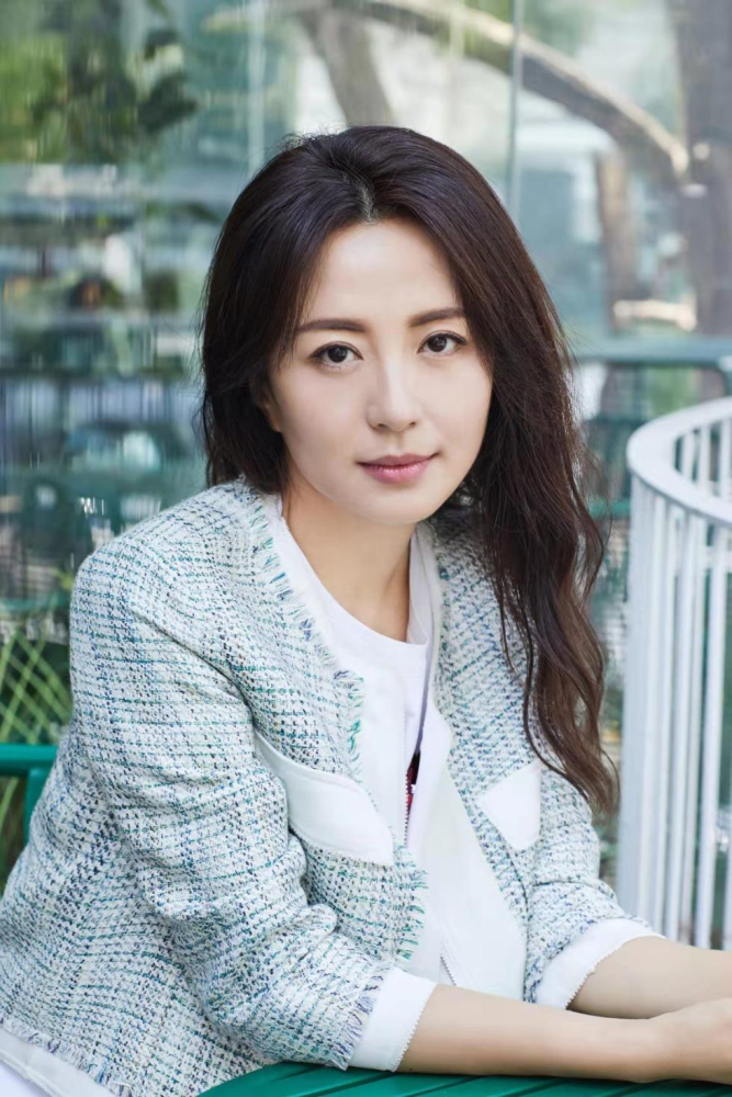 杨童舒不愧是最美丽的主播穿淡紫色西装配裙装柔美清秀