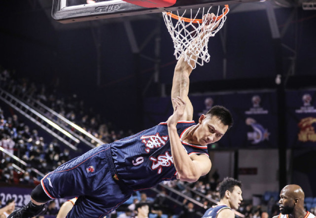 易建联一张横身挂筐图火了,网友交口称赞,34岁爆发力仍旧惊人