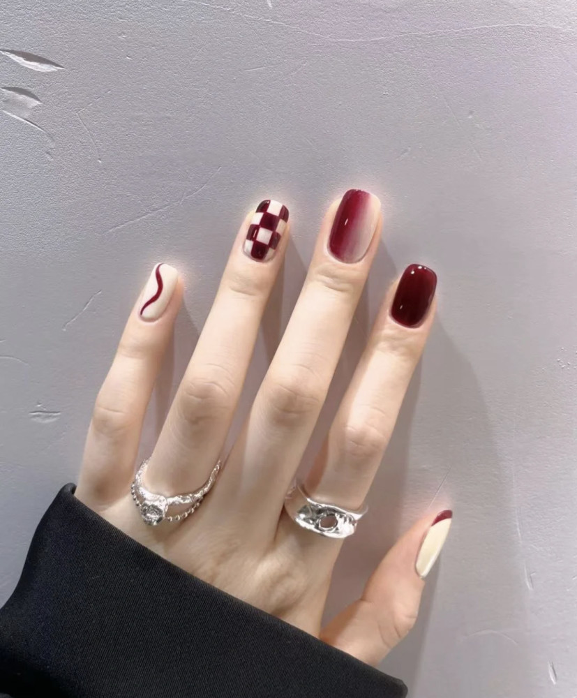 4款新年美甲分享,简约大方又洋气,黄皮女孩照着做就对了