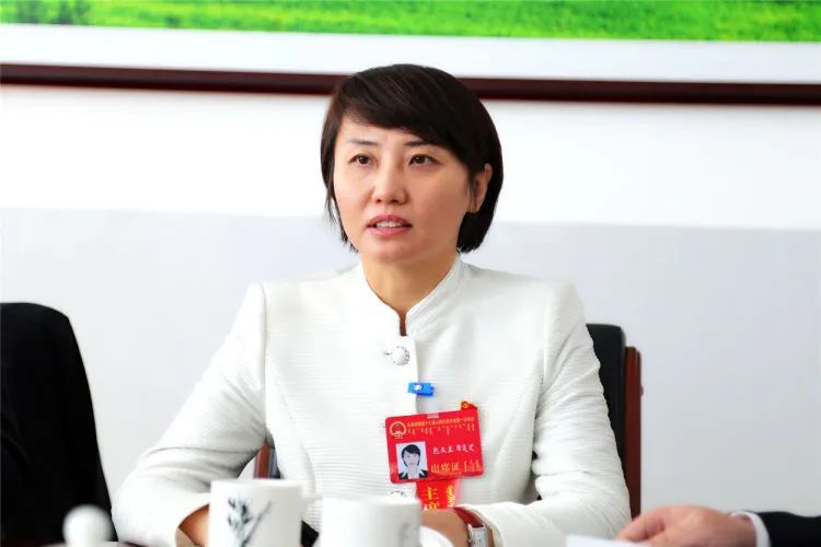 包文兰强调,旗人大常委会要在旗委的坚强领导下,凝