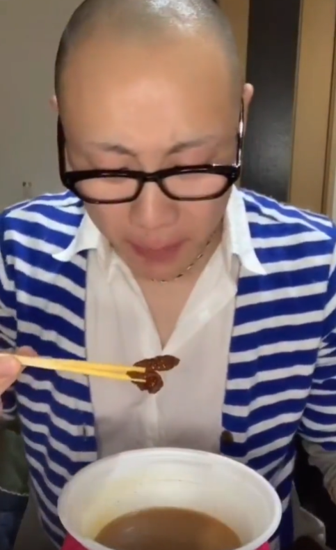 结果下一秒却被魔鬼辣面辣到吱哇乱叫,吃之前"一库",吃完后"谁来救救