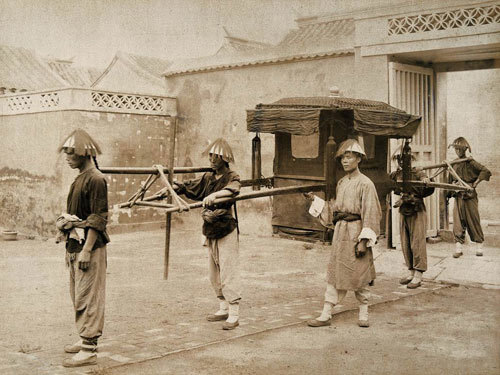 清朝大学士坐官轿上班4名轿夫抬轿4名轿夫坐着骡车备用