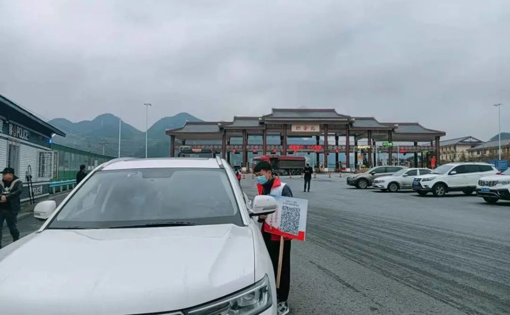 织金志愿者请您为家乡助力织金志愿者走向街头发动群众为好政策投票