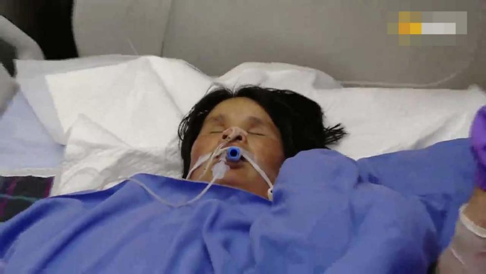 长姐如母高龄母亲产下三胎后昏迷未醒19岁女孩担起家庭重责