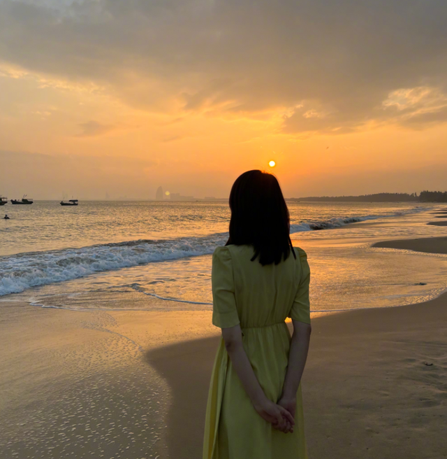 站在沙滩上看落日的高圆圆不知当时心里在想些什么,不过仅仅一个背影