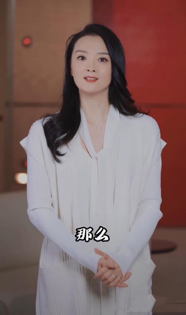 王艳久违露面!穿白针织衫系飘带富贵气逼人,开口说话骨头都酥了