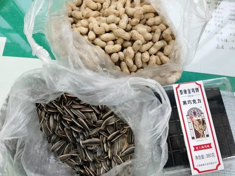 表扬驾驶员拾金不昧,助人为乐的美德,还带来了瓜子和花生感谢驾驶员