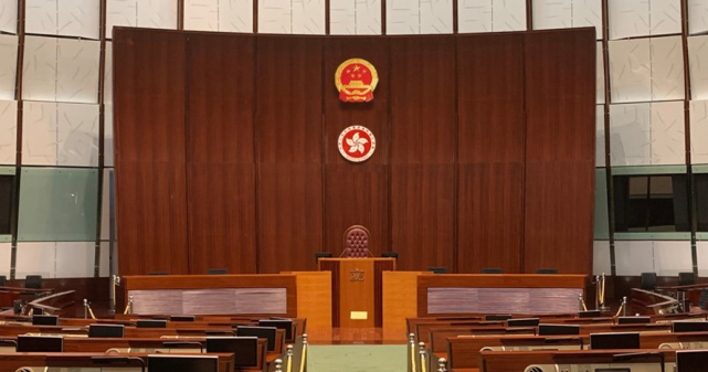 香港立法会会议厅将悬挂国徽及区徽(立法会文件模拟图片)