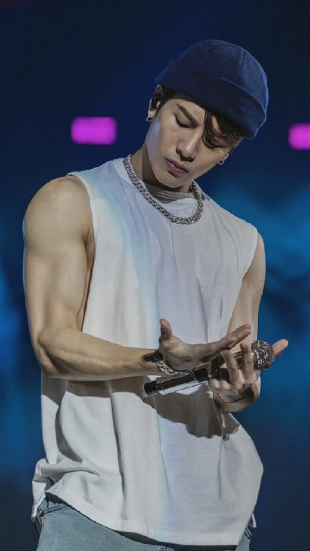 比你帅的还比你自律,王嘉尔深夜分享健身vlog视频_腾讯新闻