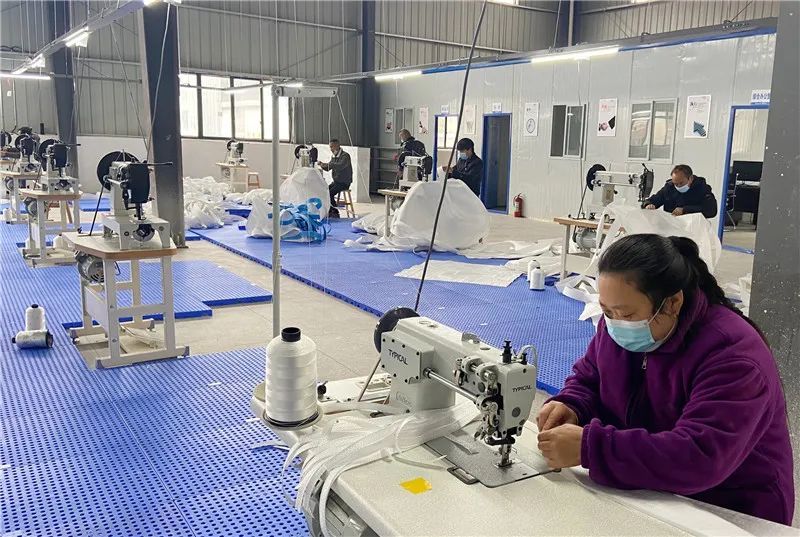 多平方米厂房以及年产吨袋100万条的生产车间,拥有40台缝纫机以及裁断