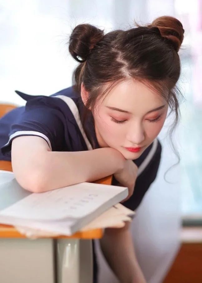 哪吒头水手服的鹅蛋脸害羞可爱少女