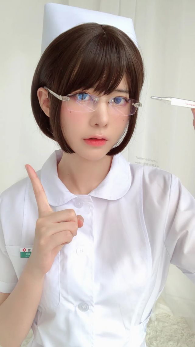 眼酱大魔王w——白护士cos