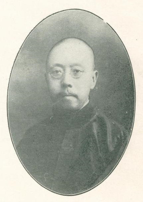 复旦校花严幼韵出身名门,浸润于富贵乡,通身优雅气质;杭州女子师范