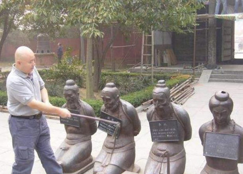 秦桧的两个后人一个说要拆掉祖先跪像一个说想请岳家吃顿饭