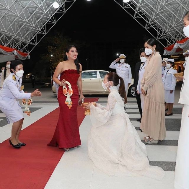 泰55岁华裔富婆晒照从小美到大,素颜妆见公主高情商,虽跪地却更高贵