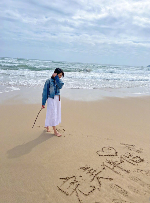 42岁高圆圆晒海边美照腰肢纤细皮肤白皙摄影师疑似为赵又廷