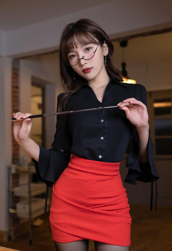 黑色雪纺衫搭配红色包臀裙个性时尚尽显女性魅力