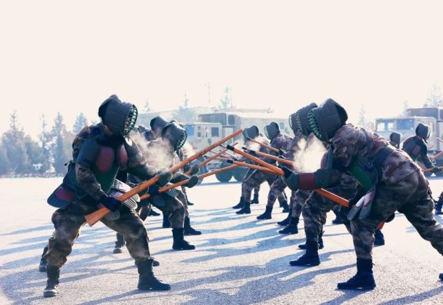 訓練熱情高漲▲乘馬劈刺天寒地凍日,練兵正當時.