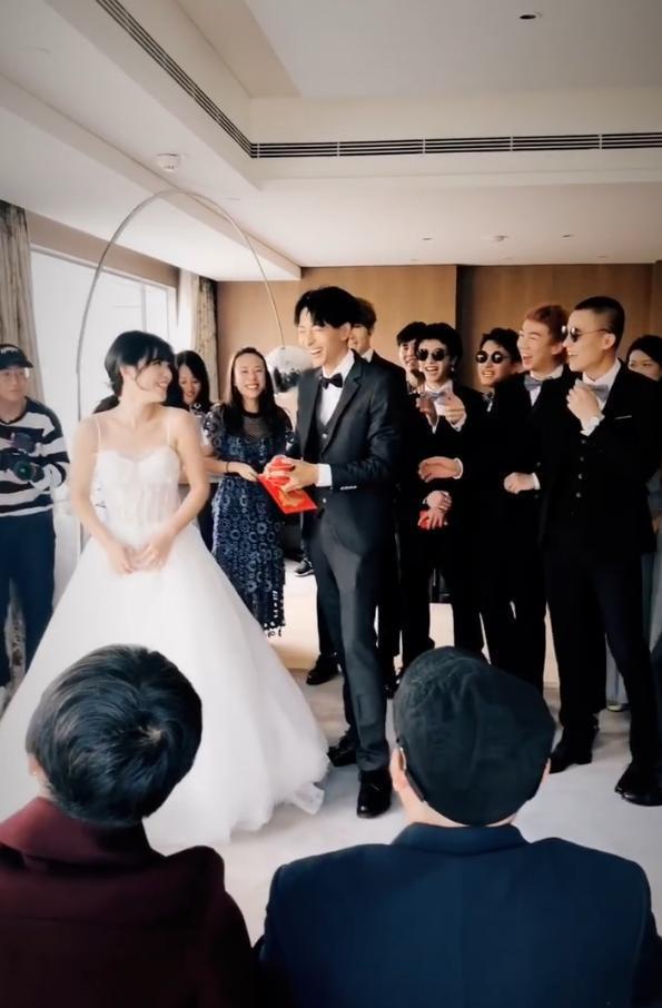 白举纲宣布结婚喜讯,快男集体送祝福,网友直呼留下了时代的眼泪