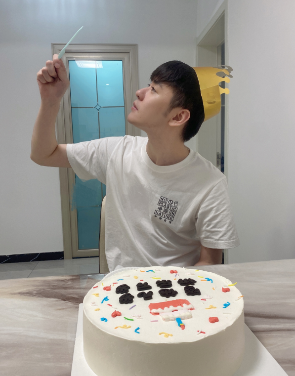 30岁张云雷庆农历生日,在线求祝福,蛋糕字样显傲娇萌化粉丝!_腾讯新闻