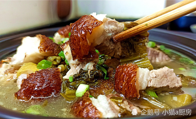 酸菜脆皮肘子做法鲜香味美特别下饭酸辣开胃好吃别提有多过瘾