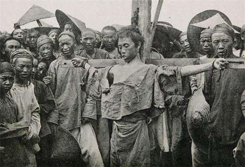 镜头下的清朝刑场犯人被牵着辫子斩首浸猪笼前的女子一脸绝望