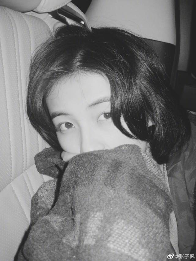 张子枫车内黑白自拍