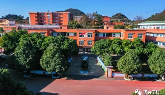 黔西南州义龙新区顶效开发大道(距义龙西站出口200米)来源:顶兴学校