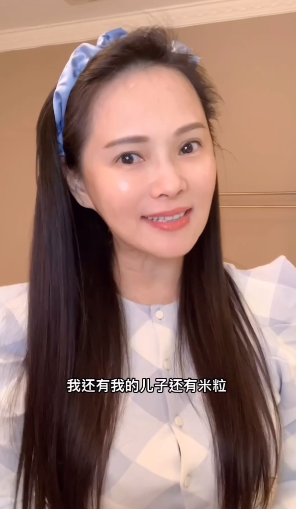 伊能静携女儿赶机场!5岁米粒活泼可爱,看到孩子被拍黑着脸遮挡