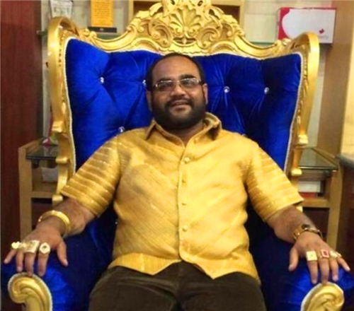 印度土豪为炫富穿金衣出门配4名保镖难道他穿着不累吗