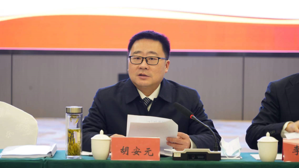 刘忠诚,胡安元,蔡寿益参加讨论.