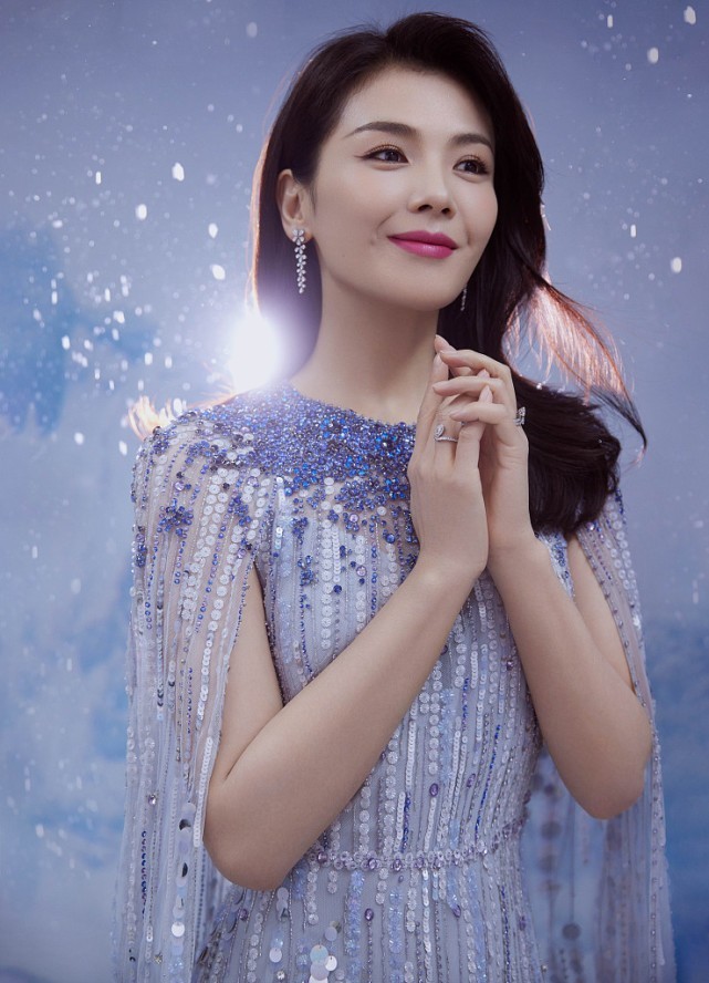 刘涛有一种古典美,穿经典拼色鎏金裙,造型华丽而精致,不失端庄