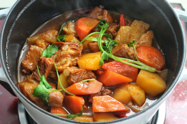 冬季进补最佳食材之一:羊肉烧土豆胡萝卜,拌着米饭全家吃过瘾