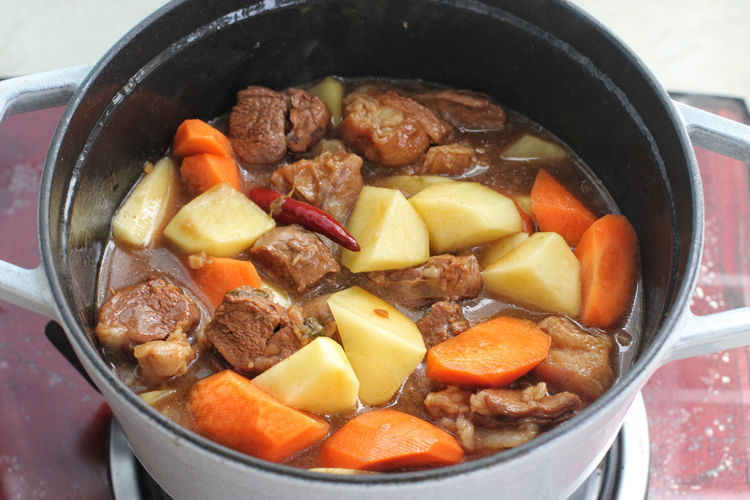 冬季進補最佳食材之一羊肉燒土豆胡蘿蔔拌著米飯全家吃過癮