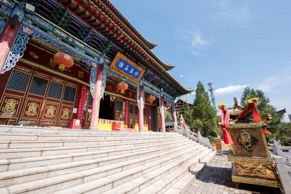北禅寺的交通虽然没有南禅寺方便,知名度也不如南禅寺,却是青海省最早