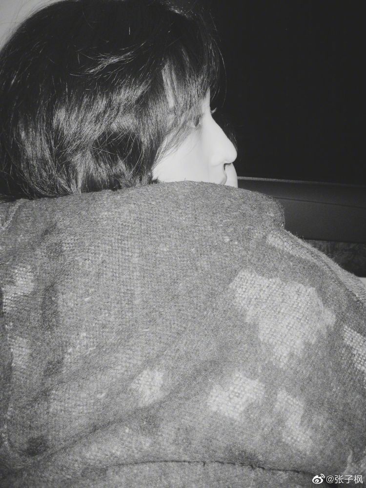 张子枫晒车内黑白自拍慵懒随性氛围感好绝