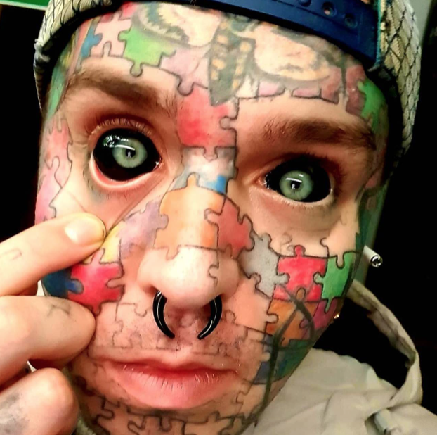 德国一名男子花13万进行身体改造,想让自己看起来像"人类谜题"