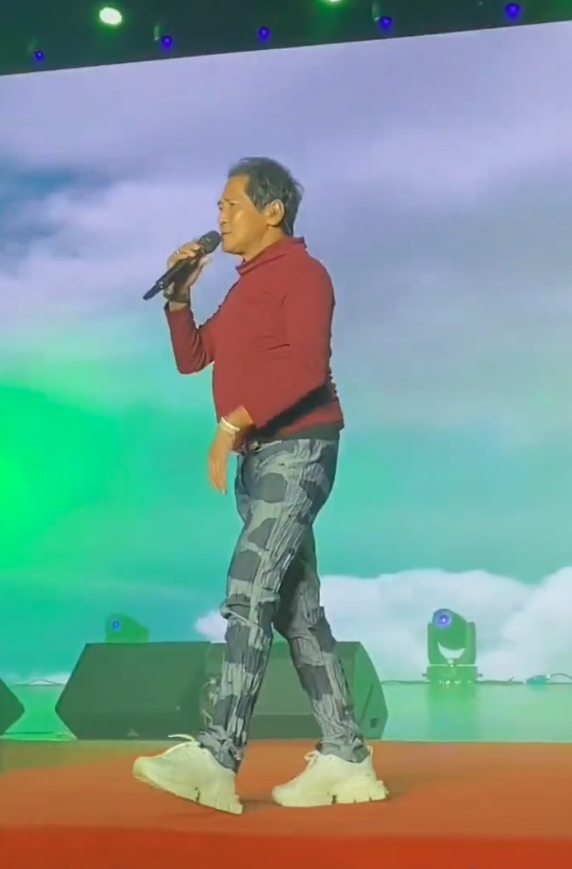 61岁齐秦商演现场曝光肚腩突出卖力演唱弯腰与女粉丝亲切握手