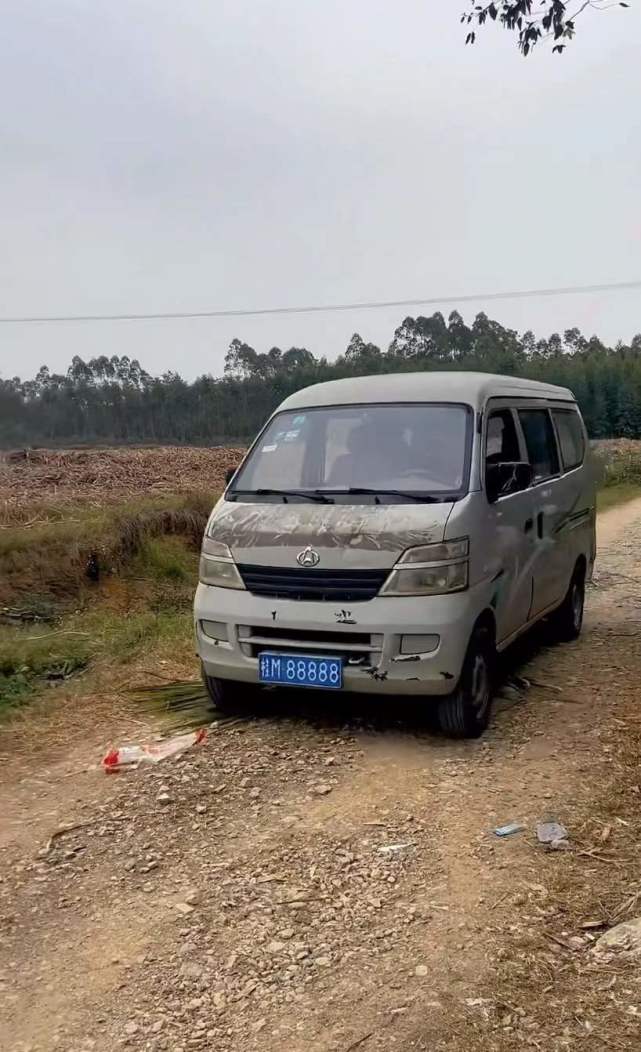 那樣的車牌號實在是太難得一見,殊不知它卻掛在一臺破舊的小麵包車上