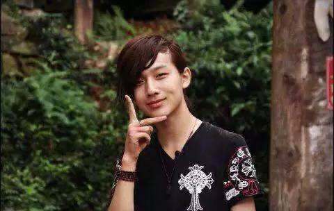 还有一个大家比较熟悉李宏毅,在参加《变形计》之前曾被父母送去做