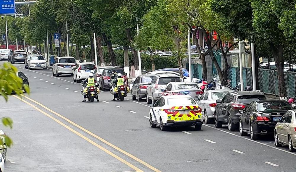 深圳交警警车图片