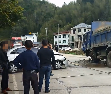 永安水东附近发生一起车祸车头都撞烂了年关将到一定要小心慢行