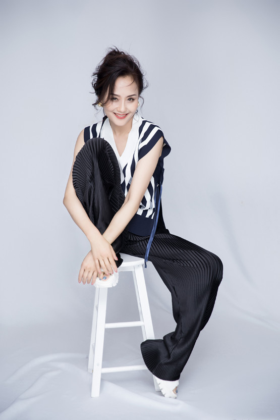 李颖罕见秀舞姿!穿背心配皮裤跳爵士舞,年过半百走女团风酷到认不出!