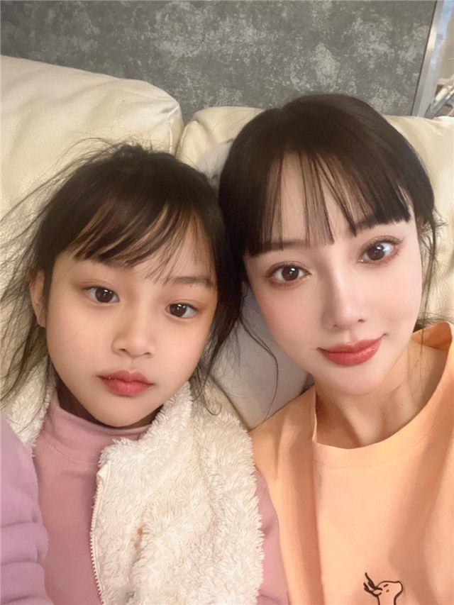 懒理新恋情传闻李小璐晒母女合照甜馨越长越漂亮了