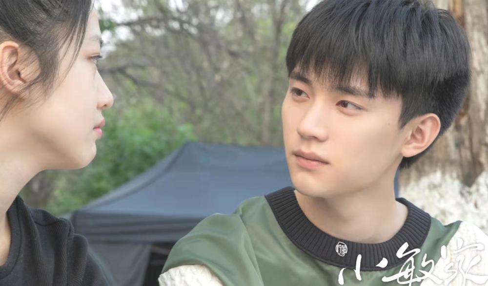 小敏(周迅饰演)的儿子金家骏,尽管在高考的前两个月还在打游戏,谈恋爱