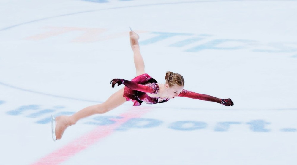 一般的花滑女单选手表演时总是轻盈,优雅,飘逸,柔美
