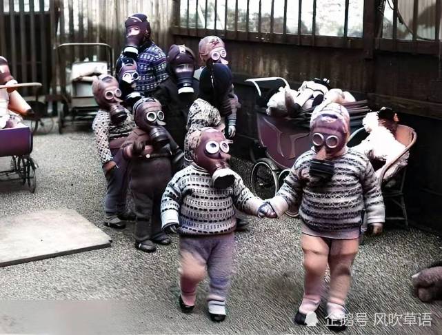 英国利物浦的一所小学,大概是防备德军空投毒气弹,孩子们都戴着防毒