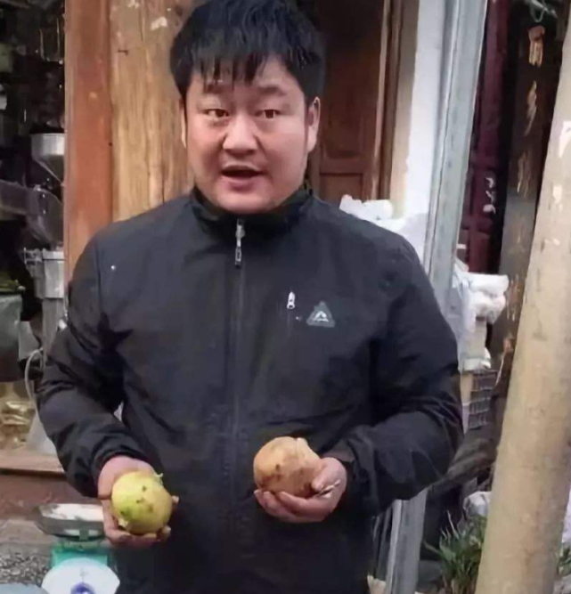 后来石榴哥曾这样形容他们一家当时的生活:"我爸是